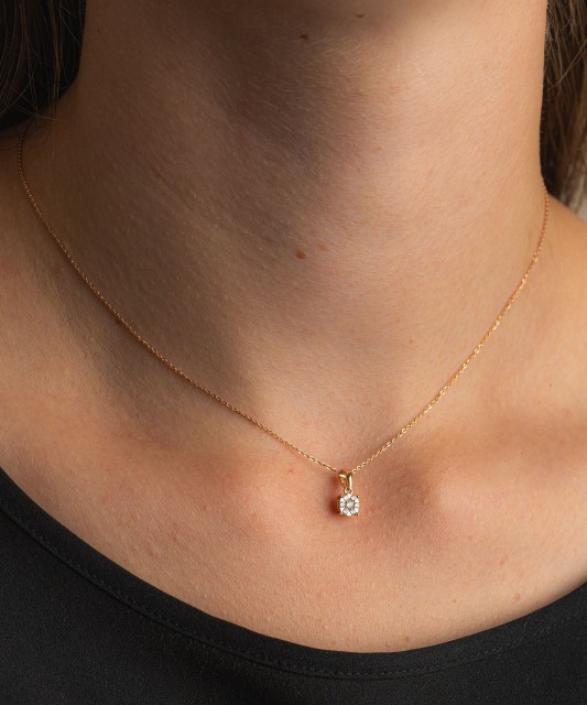 Gold pendant with diamonds