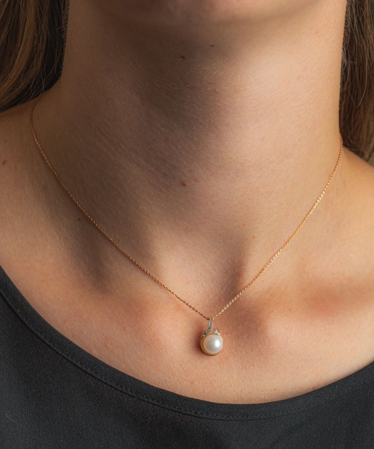 Gold pendant with diamonds and pearls