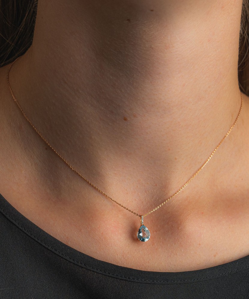 Gold pendant with diamonds and topaz