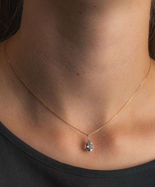 Kultainen riipus timanteilla ja topaasilla