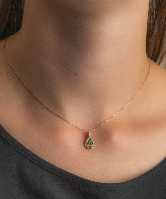 Gold pendant with emerald and diamonds