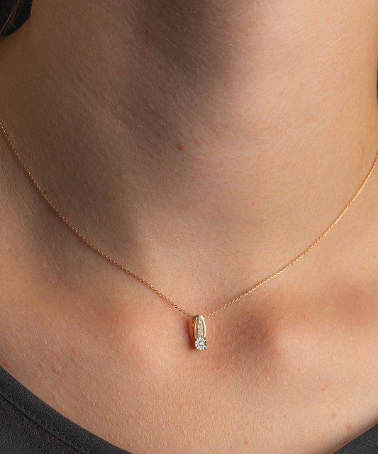 Gold pendant with diamonds