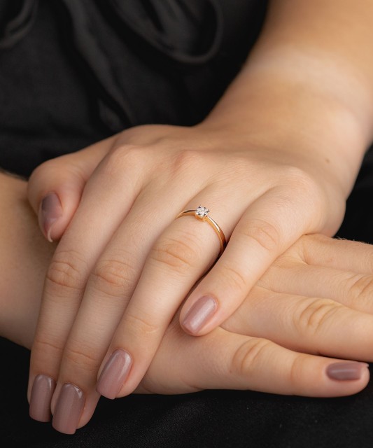 Gold ring with diamonds