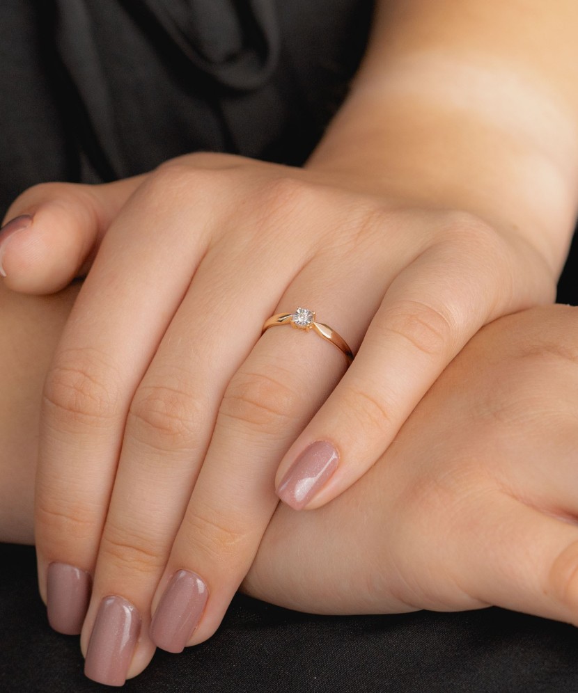 Kultasormus timantilla