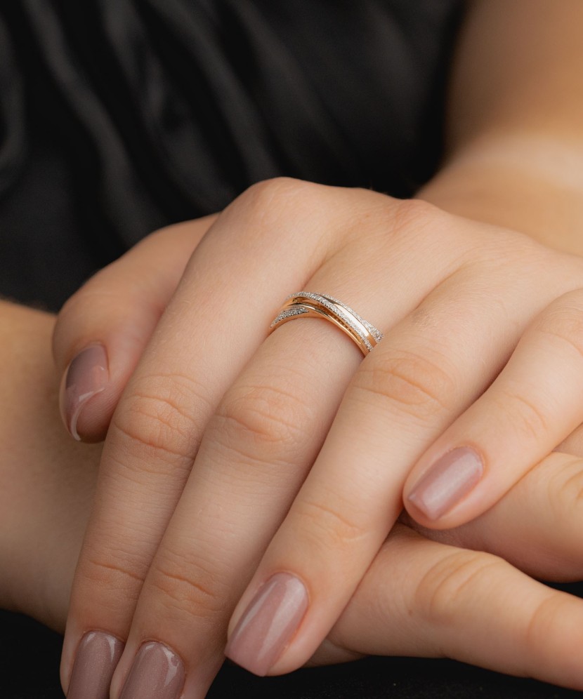 Gold ring with diamonds