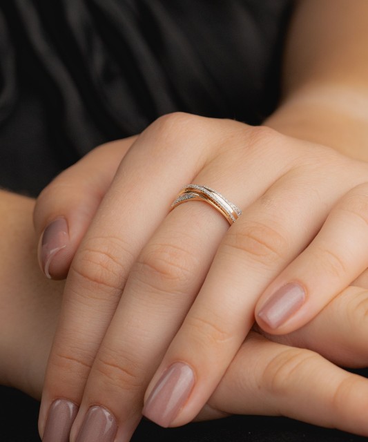 Gold ring with diamonds