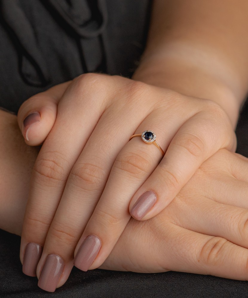 Gold ring with sapphire and diamonds