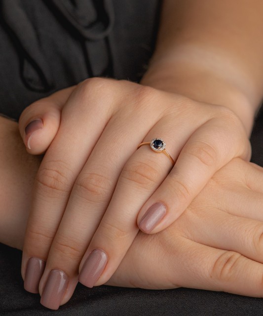 Gold ring with sapphire and diamonds