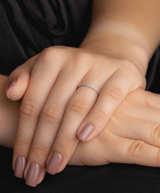 Valkokultainen sormus timanteilla