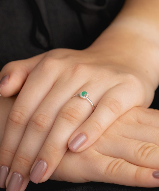 White gold ring with emerald and diamonds