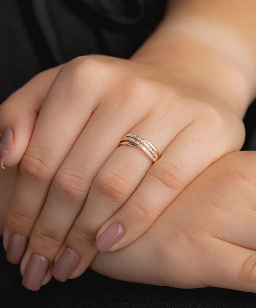 Kultasormus timanteilla