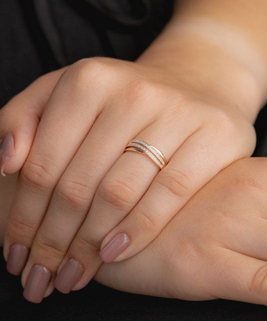 Gold ring with diamonds