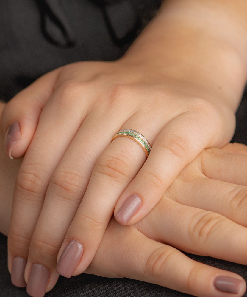 Kultasormus timanteilla ja smaragdeja