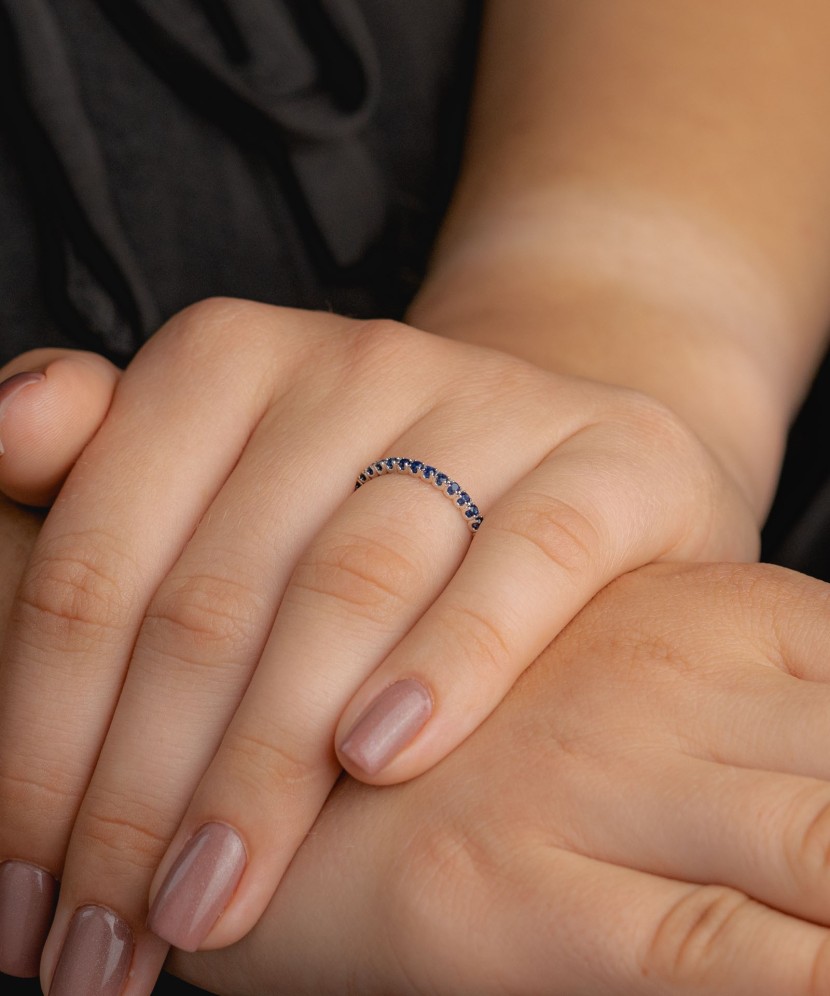 Valkokultasormus safiireilla