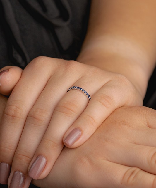 Valkokultasormus safiireilla