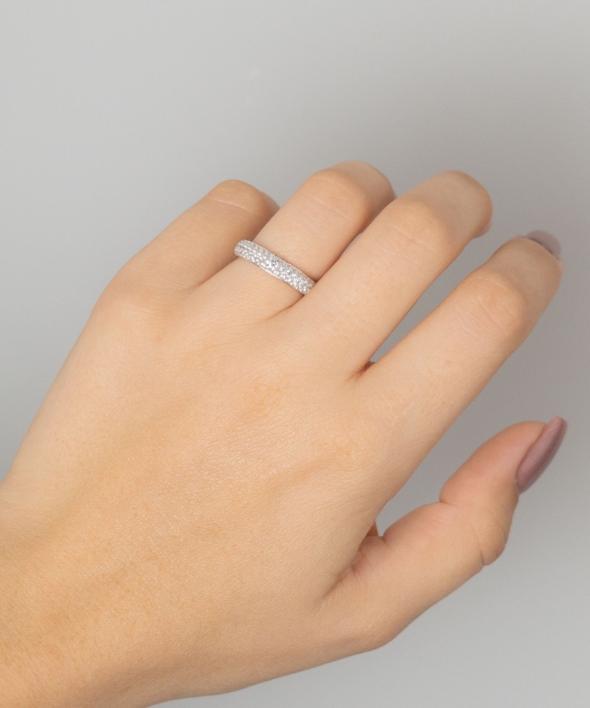 Sterling silver ring with zircons