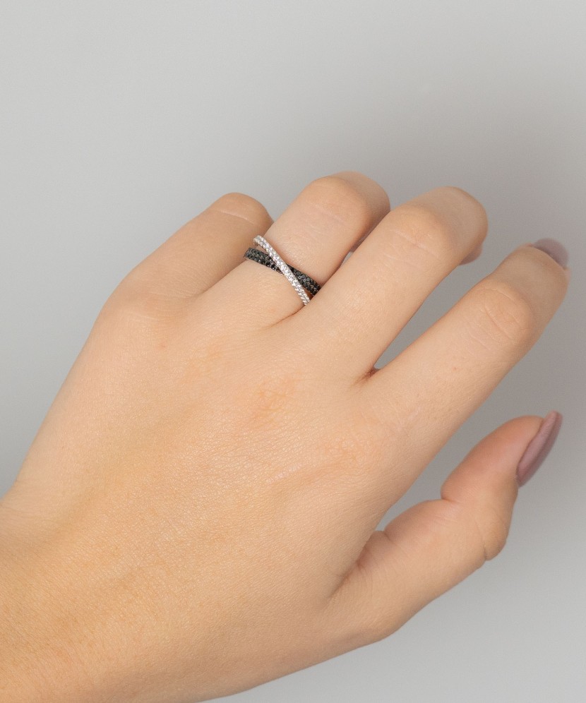 Hopeasormus spinelleillä ja zirkoneilla