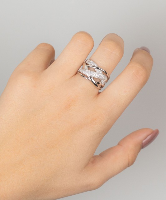 Sterling silver ring with zircons
