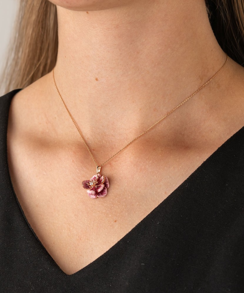 Hopeakullattu riipus emalilla ja zirkoneilla