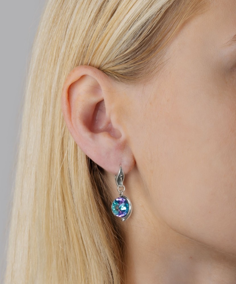 Hopeiset korvakorut kristalleilla