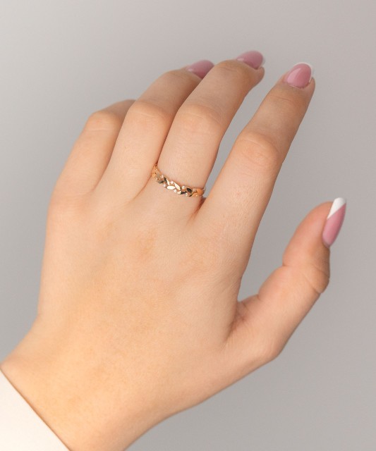 Gold ring with zircons