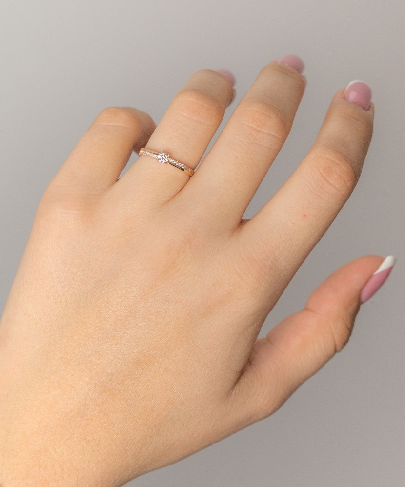 Gold ring with zircons