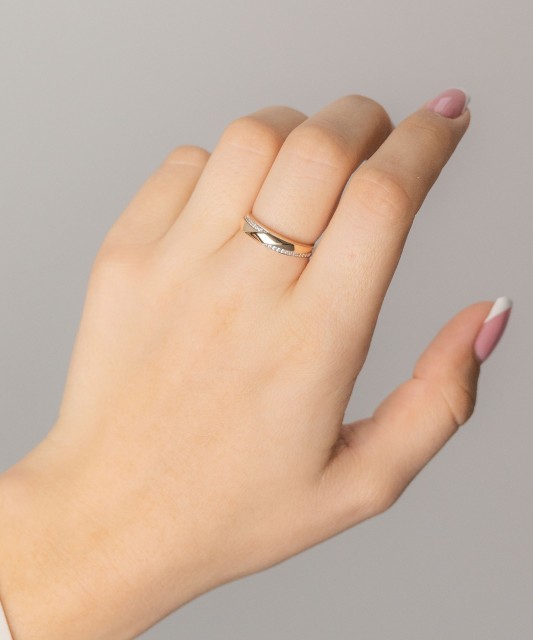 Gold ring with zircons