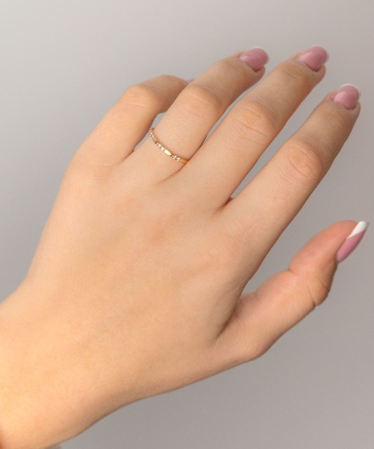 Gold ring with zircons