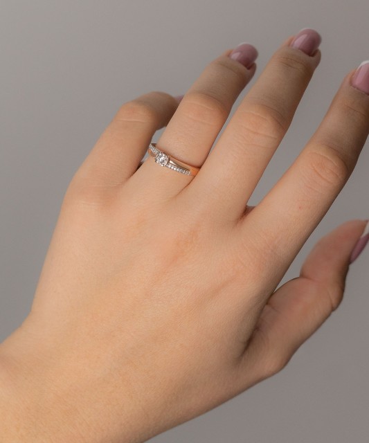 Gold ring with diamond