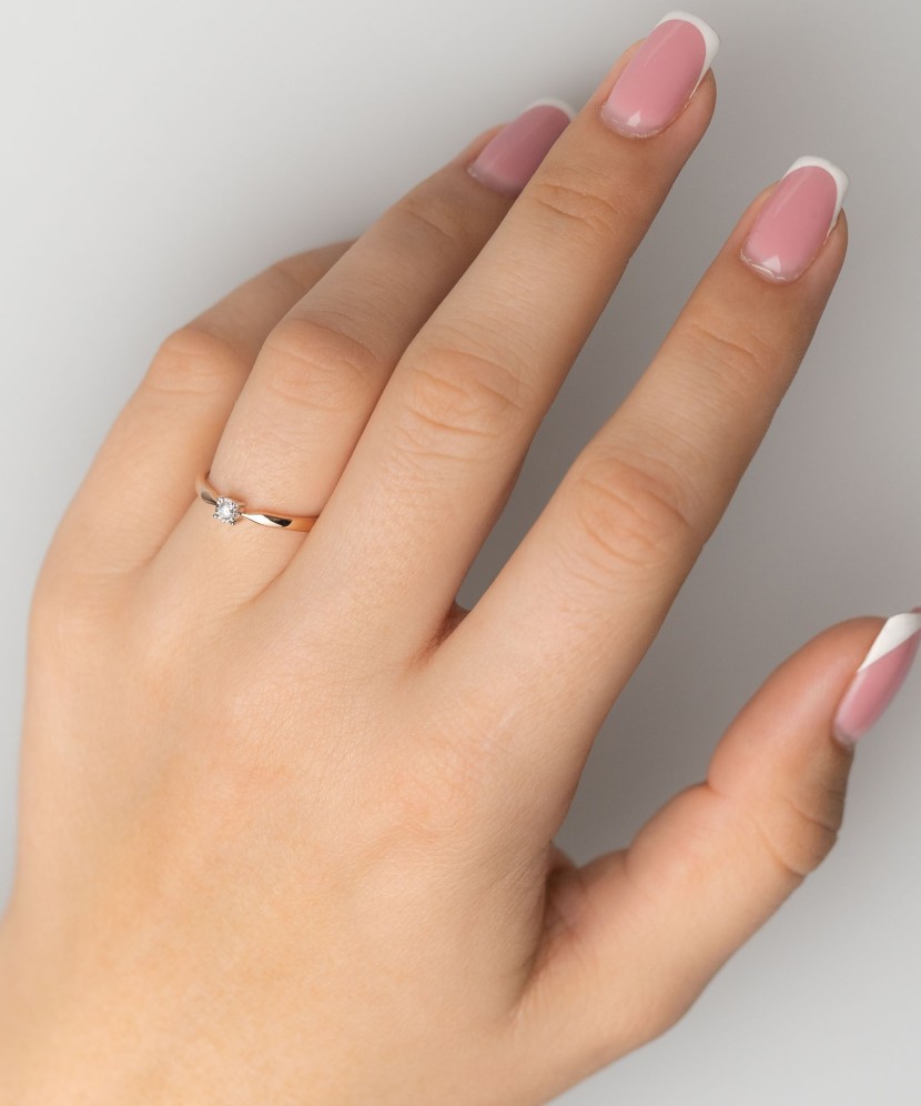 Gold ring with diamond