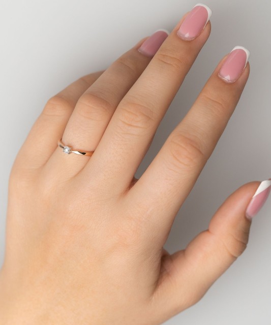 Gold ring with diamond