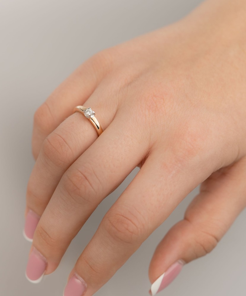 Gold ring with diamond 0,11ct