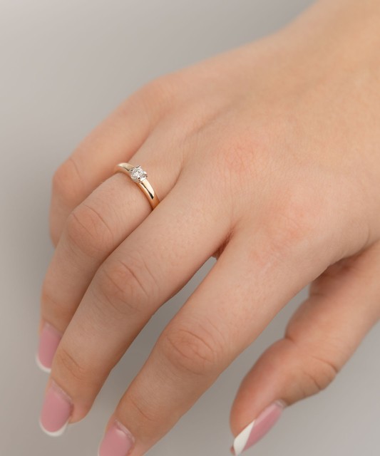 Gold ring with diamond 0,11ct