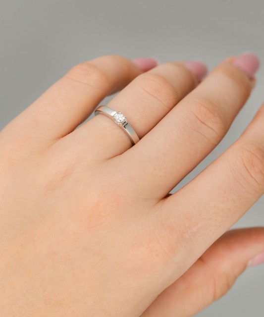 White gold ring with diamond 0,078ct