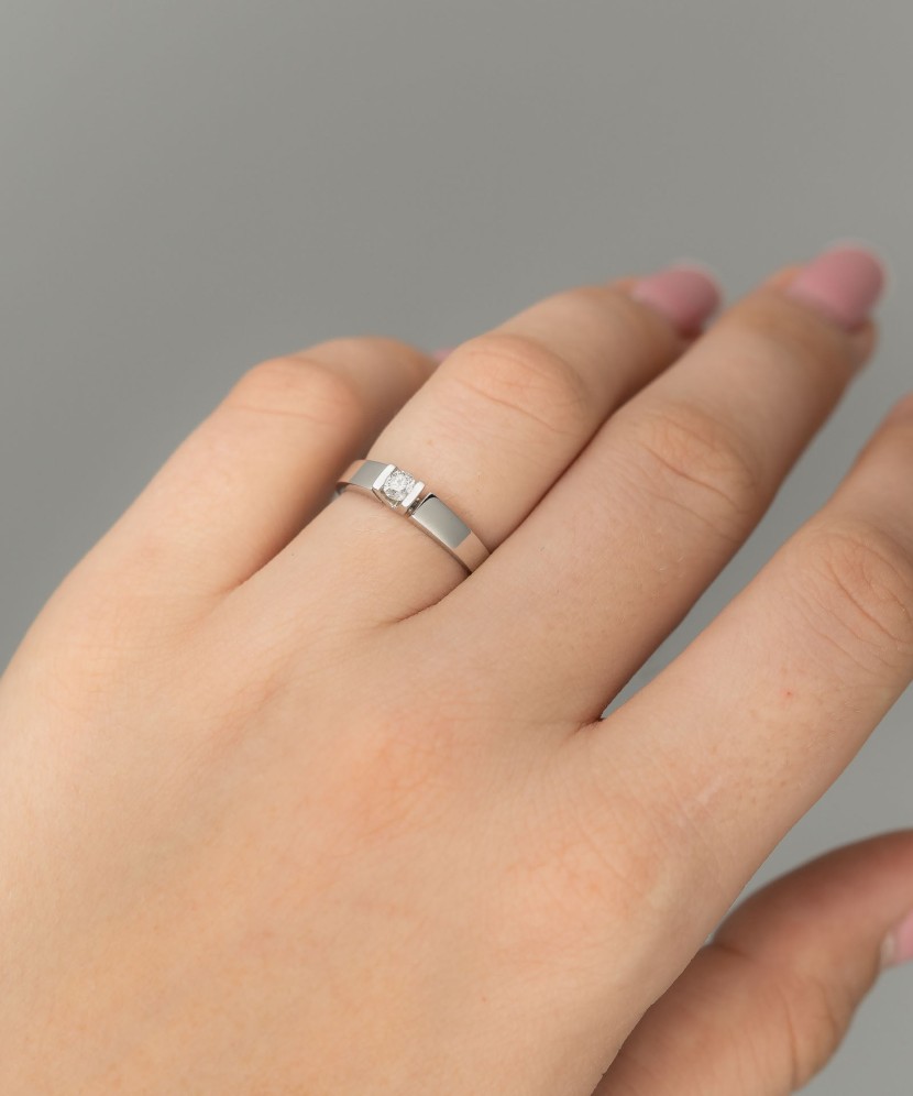 White gold ring with diamond