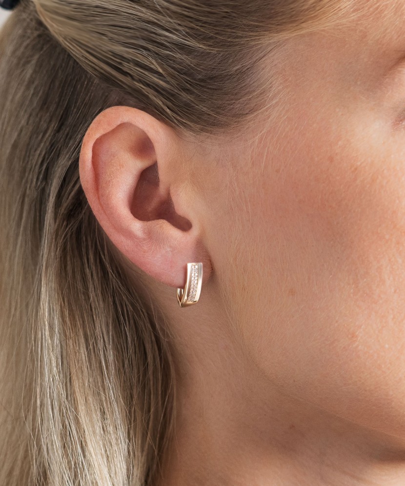 Gold earrings with zircons