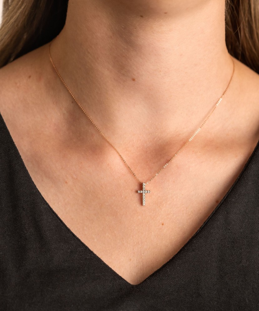 Valkokultaketju timanttiriipuksella