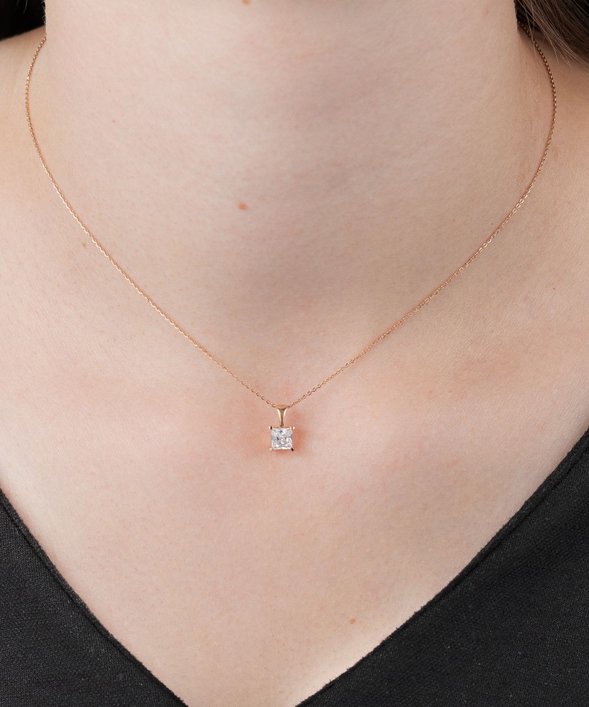 Kultainen riipus zirkonialla