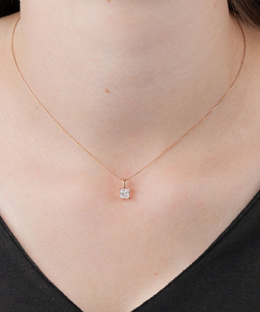 Gold pendant with zirconium