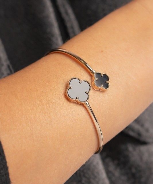 Kultainen rannekoru emalilla