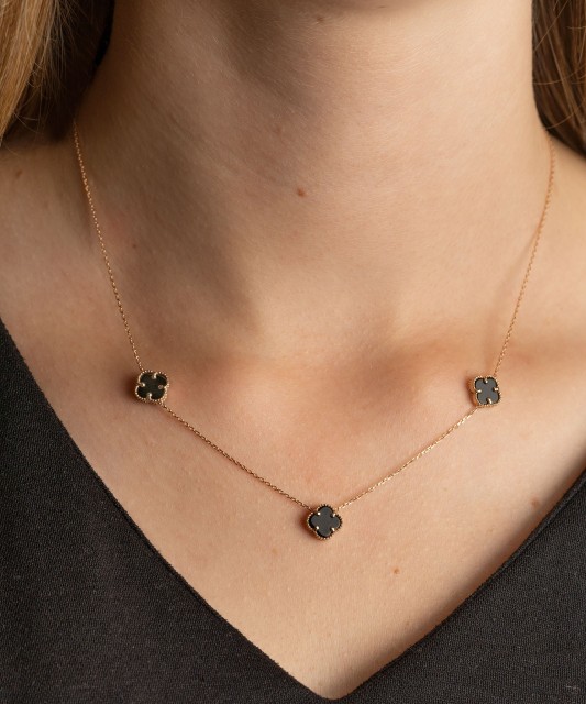 Kultainen kaulakoru riipuksilla