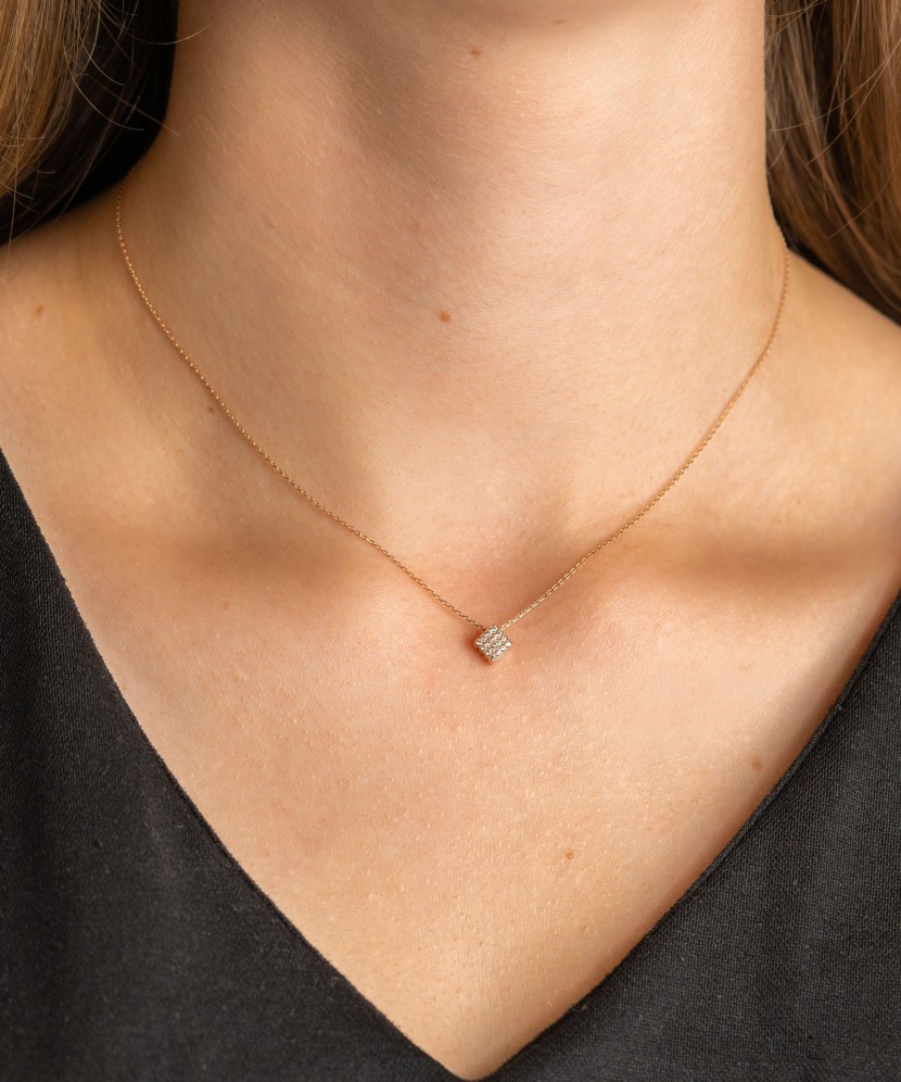 Gold chain with zirconium pendant