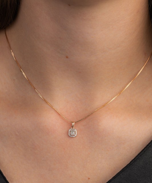 Auksinis pakabukas su deimantais