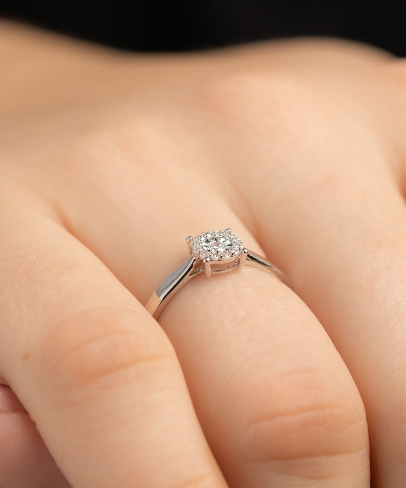 Valkokultainen sormus timanteilla