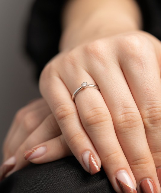 White gold ring with diamond