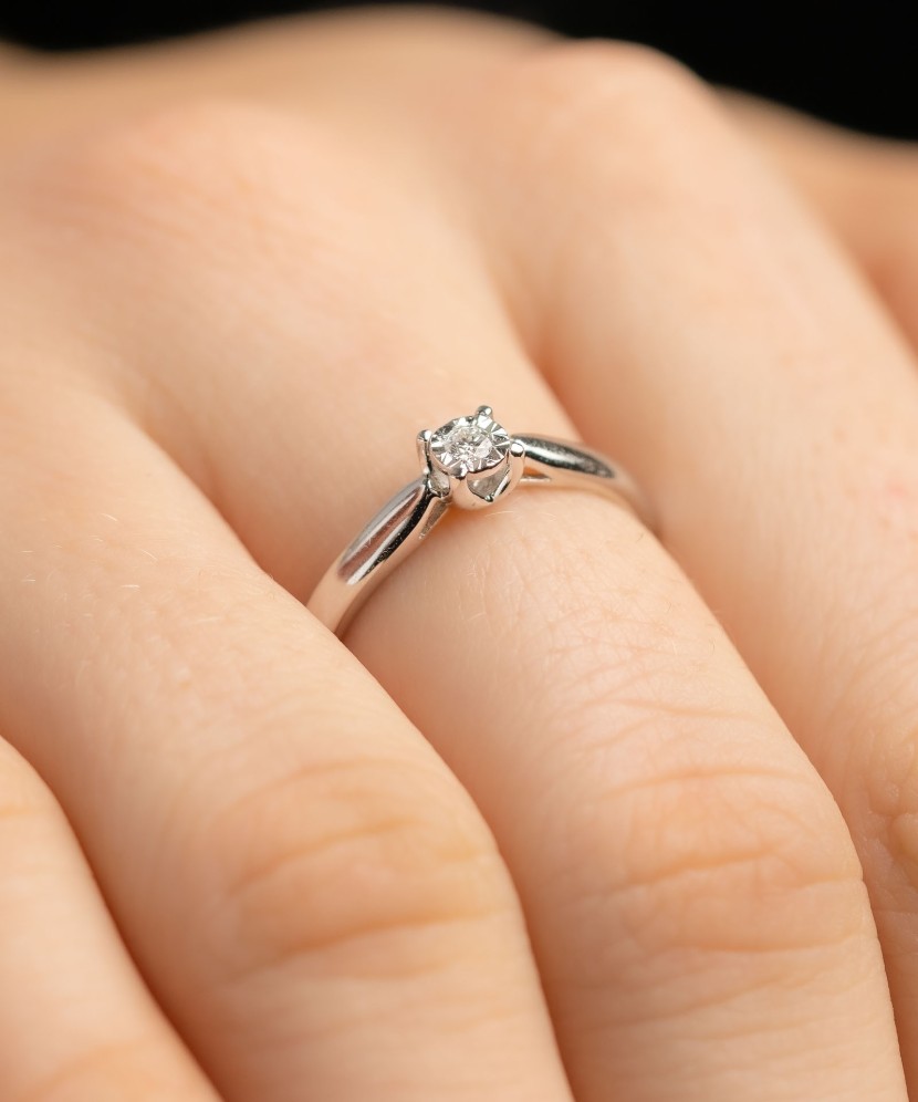 Valkokulta Sormus timantilla