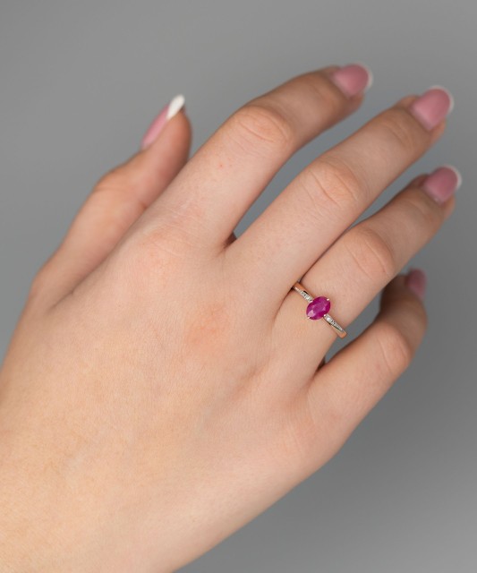 Gold ring with ruby and diamonds