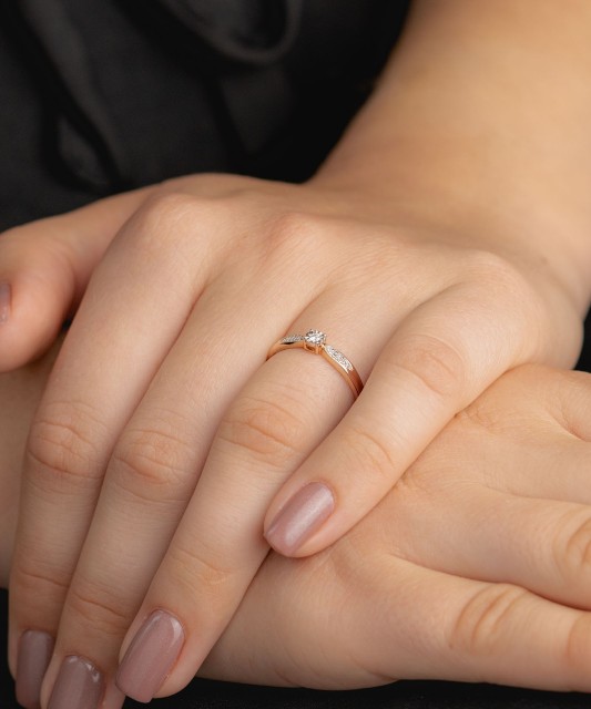 Kultasormus timanteilla