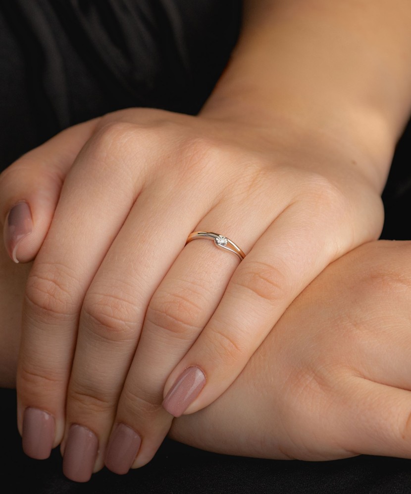 Kultasormus timanteilla