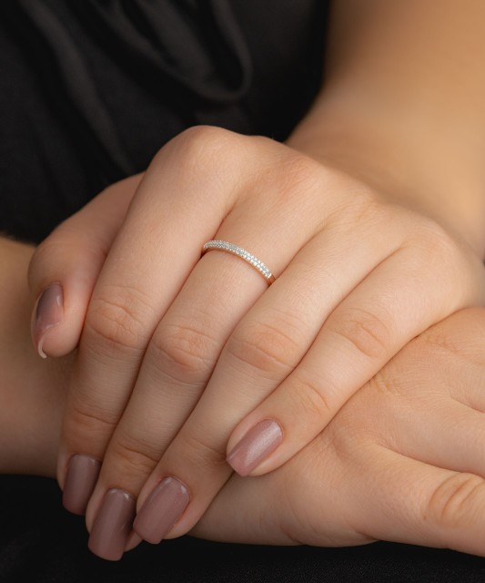 Gold ring with diamonds